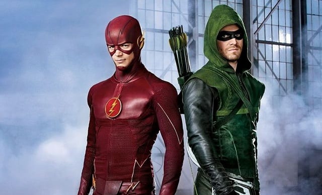 Flash e Arrow em imagem do primeiro crossover