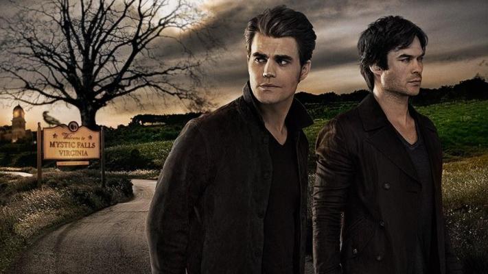 Stefan e Damon em imagem de The Vampire Diaries