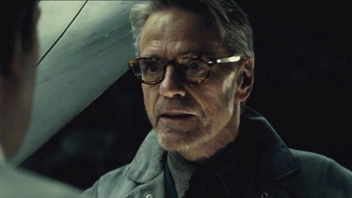 Jeremy Irons como Alfred em batman vs supoerman e estará em liga da justiça