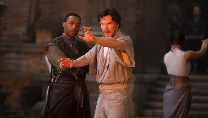 Imagem dos atores Chiwetel Ejiofor e Benedict Cumberbatch no filme Doutor Estranho