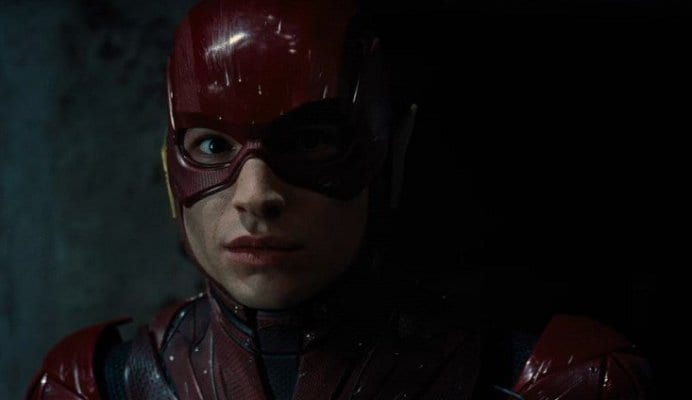 Ezra Miller como The Flash em foto da Liga da Justiça