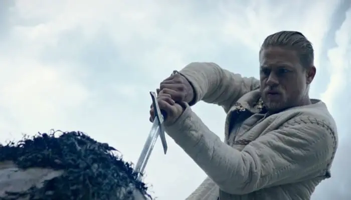 Charlie Hunnam, em imagem do filme Rei Arthur: A Lenda da Espada