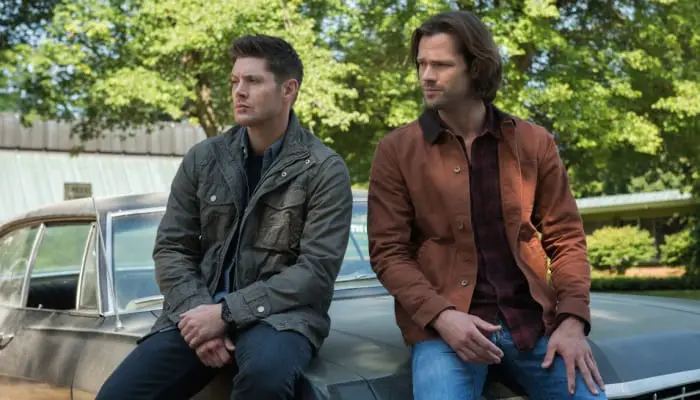 Sam e Dean em imagem da 13ª temporada de Supernatural