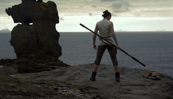 Rey em imagem de Star Wars: Os Últimos Jedi