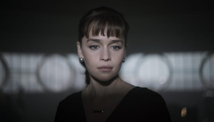 Emilia Clarke como Qi'Ra em Han Solo: Uma História Star Wars
