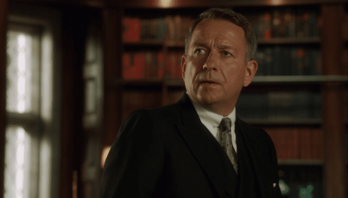 Imagem do mordomo Alfred na série Gotham