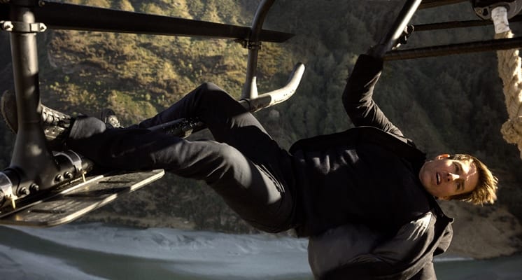 Tom Cruise pendurado em um helicópteros para efeito fallout