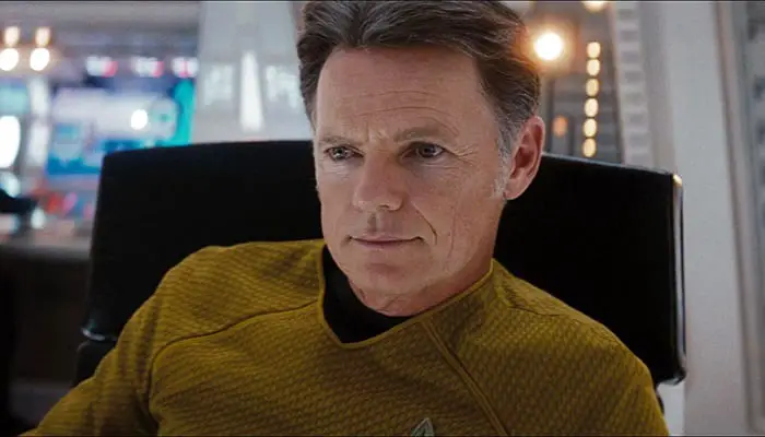 Bruce Greenwood como o Capitão Pine em Star Trek
