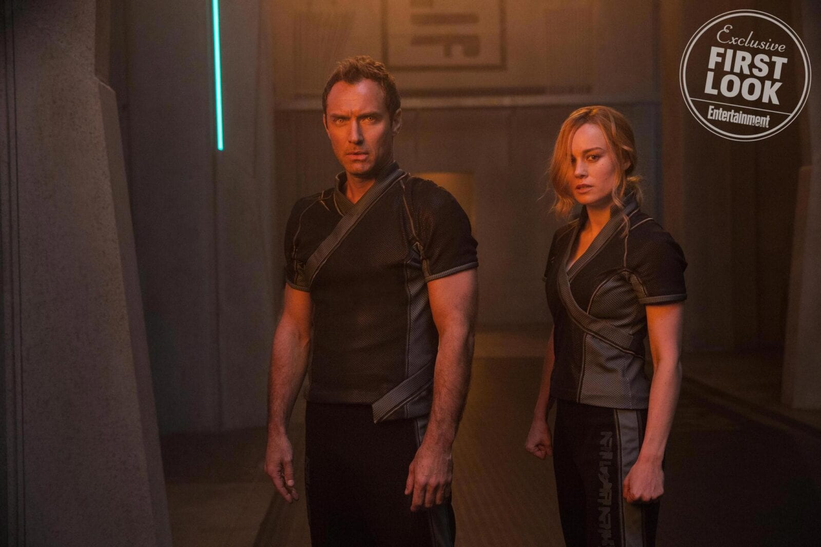 Jude Law e Brie Larson em Capitã Marvel