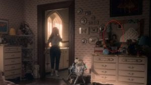 Fantasma no espelho do quarto da flora em mansão bly