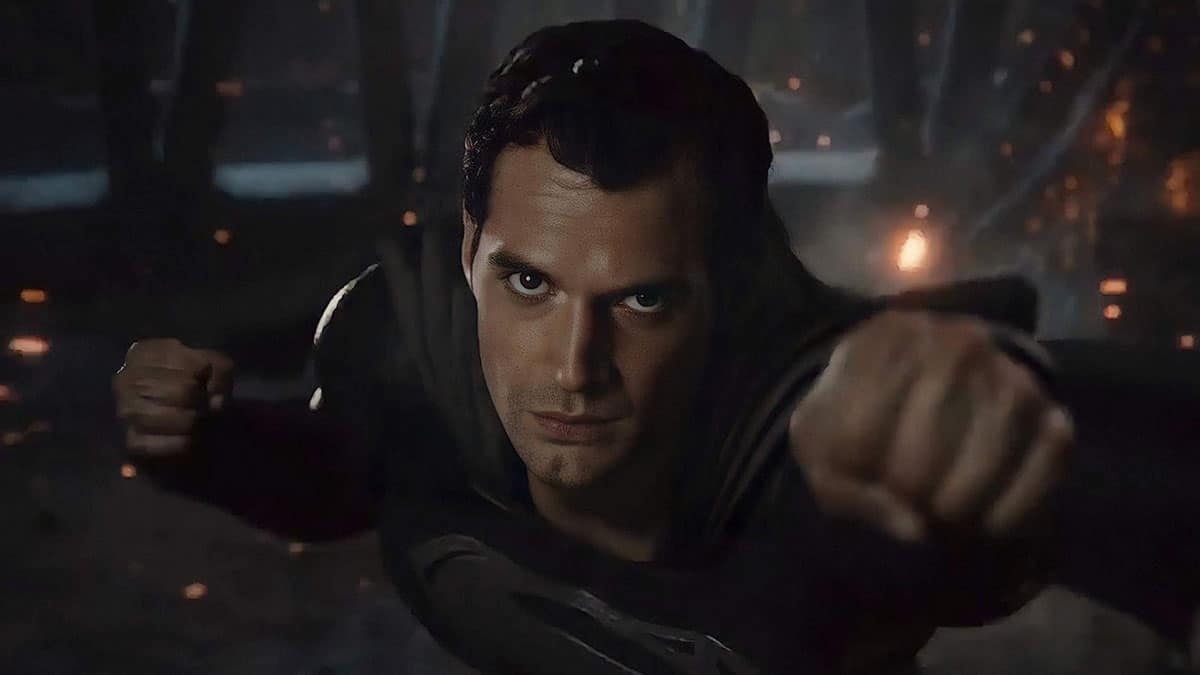 Superman como uniforme preto em Liga da Justiça de Zack Snyder