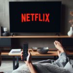 Pessoa assistindo filmes e séries na Netflix